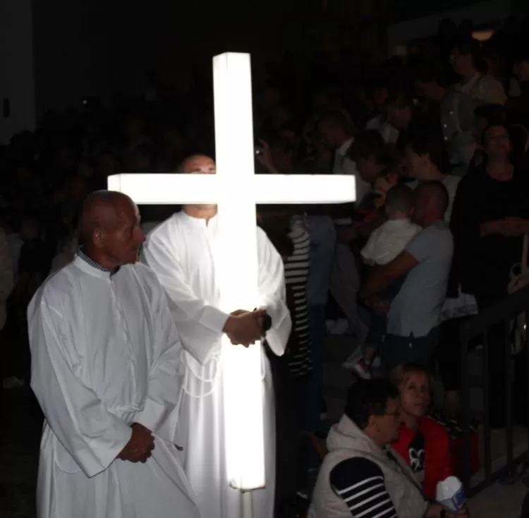 (FOTOGALERIJA) Središnjim euharistijskim slavljem i zavjetnom procesijom završena jubilejska Devetnica Gospi od Suza