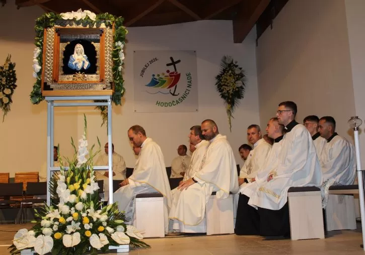 (FOTOGALERIJA) Središnjim euharistijskim slavljem i zavjetnom procesijom završena jubilejska Devetnica Gospi od Suza