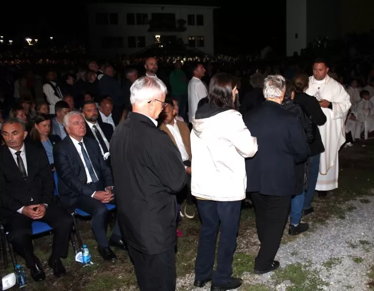 (FOTOGALERIJA) Središnjim euharistijskim slavljem i zavjetnom procesijom završena jubilejska Devetnica Gospi od Suza