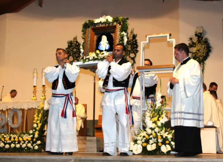 (FOTOGALERIJA) Središnjim euharistijskim slavljem i zavjetnom procesijom završena jubilejska Devetnica Gospi od Suza