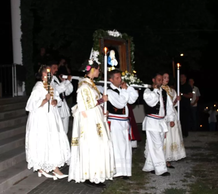 (FOTOGALERIJA) Središnjim euharistijskim slavljem i zavjetnom procesijom završena jubilejska Devetnica Gospi od Suza