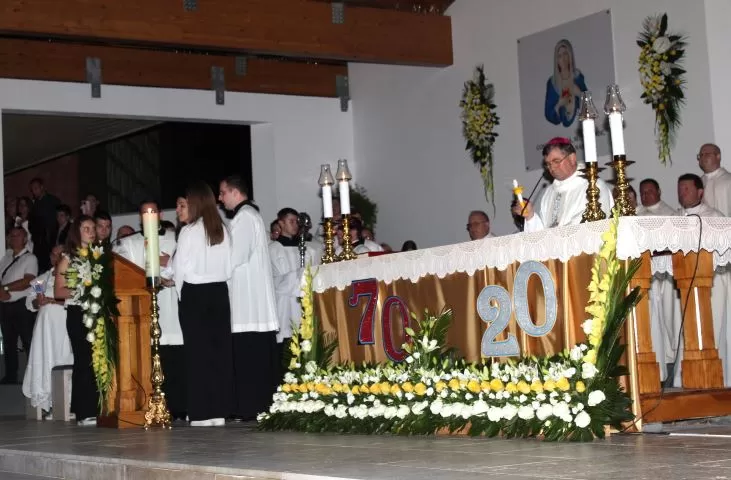(FOTOGALERIJA) Središnjim euharistijskim slavljem i zavjetnom procesijom završena jubilejska Devetnica Gospi od Suza
