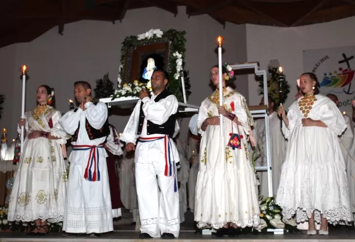 (FOTOGALERIJA) Središnjim euharistijskim slavljem i zavjetnom procesijom završena jubilejska Devetnica Gospi od Suza
