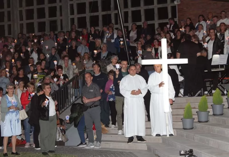 (FOTOGALERIJA) Središnjim euharistijskim slavljem i zavjetnom procesijom završena jubilejska Devetnica Gospi od Suza