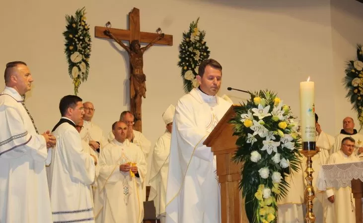 (FOTOGALERIJA) Središnjim euharistijskim slavljem i zavjetnom procesijom završena jubilejska Devetnica Gospi od Suza