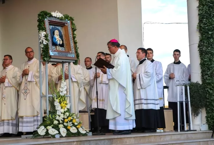 (FOTOGALERIJA) Središnjim euharistijskim slavljem i zavjetnom procesijom završena jubilejska Devetnica Gospi od Suza