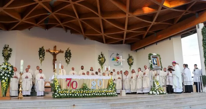 (FOTOGALERIJA) Središnjim euharistijskim slavljem i zavjetnom procesijom završena jubilejska Devetnica Gospi od Suza