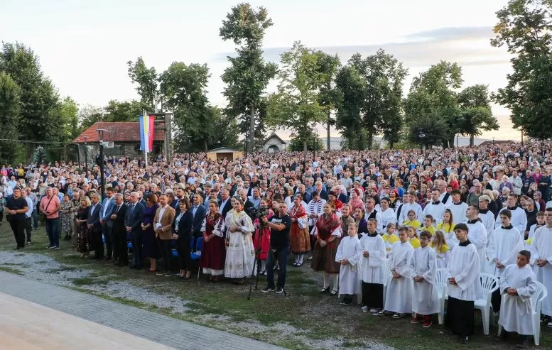 (FOTOGALERIJA) Središnjim euharistijskim slavljem i zavjetnom procesijom završena jubilejska Devetnica Gospi od Suza