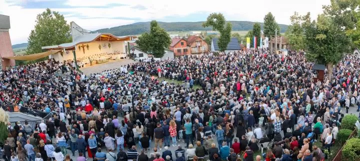 (FOTOGALERIJA) Središnjim euharistijskim slavljem i zavjetnom procesijom završena jubilejska Devetnica Gospi od Suza