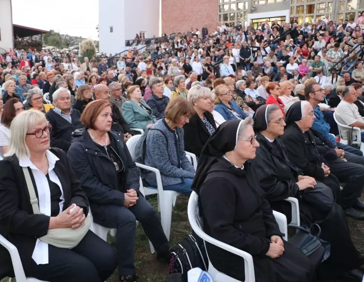 (FOTOGALERIJA) Središnjim euharistijskim slavljem i zavjetnom procesijom završena jubilejska Devetnica Gospi od Suza