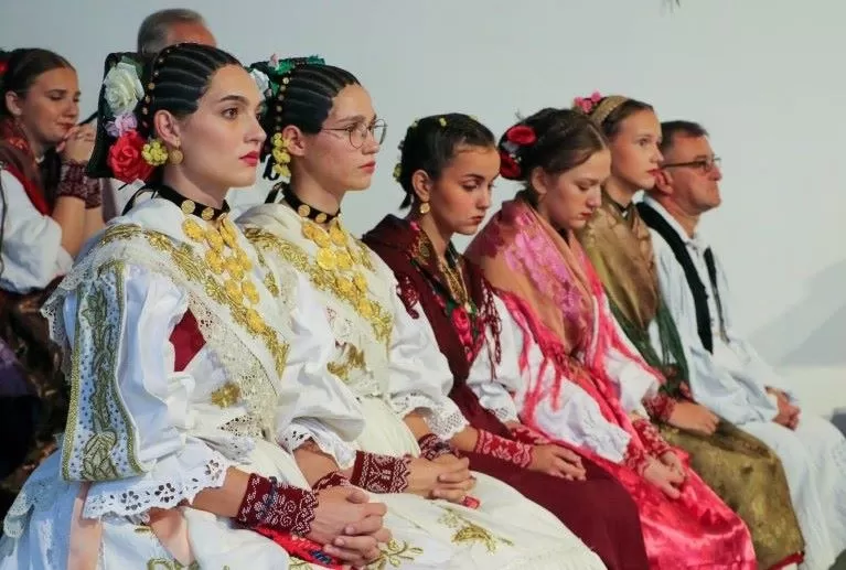 (FOTOGALERIJA) Središnjim euharistijskim slavljem i zavjetnom procesijom završena jubilejska Devetnica Gospi od Suza
