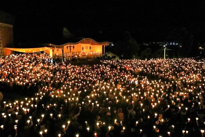 (FOTOGALERIJA) Središnjim euharistijskim slavljem i zavjetnom procesijom završena jubilejska Devetnica Gospi od Suza