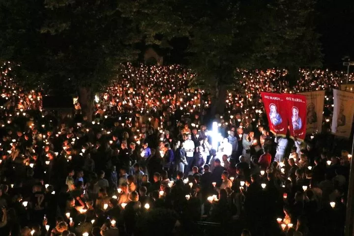 (FOTOGALERIJA) Središnjim euharistijskim slavljem i zavjetnom procesijom završena jubilejska Devetnica Gospi od Suza