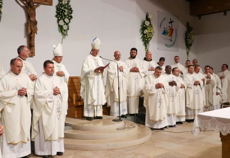 (FOTOGALERIJA) Središnjim euharistijskim slavljem i zavjetnom procesijom završena jubilejska Devetnica Gospi od Suza