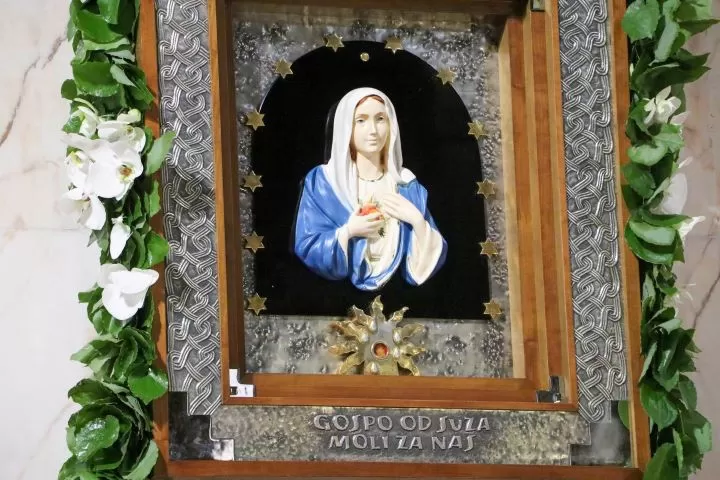 (FOTOGALERIJA) Središnjim euharistijskim slavljem i zavjetnom procesijom završena jubilejska Devetnica Gospi od Suza