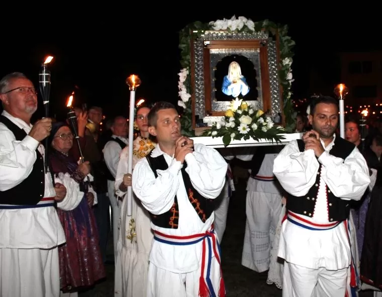 Požega.eu | (FOTOGALERIJA) Središnjim euharistijskim slavljem i zavjetnom procesijom završena jubilejska Devetnica Gospi od Suza