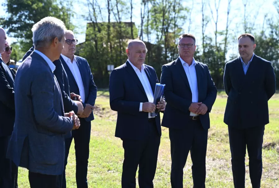 SB Online | Potpredsjednik Vlade RH i ministar hrvatskih branitelja Tomo Medved u radnom posjetu Brodsko-posavskoj županiji: Obišao lokaciju budućeg braniteljskog centra