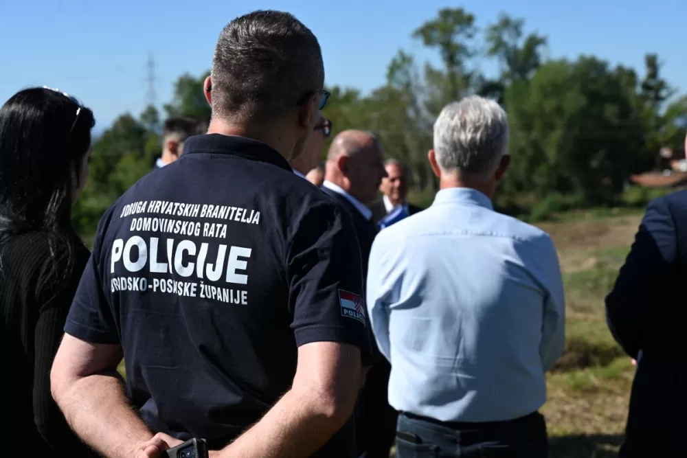 Potpredsjednik Vlade RH i ministar hrvatskih branitelja Tomo Medved u radnom posjetu Brodsko-posavskoj županiji: Obišao lokaciju budućeg braniteljskog centra