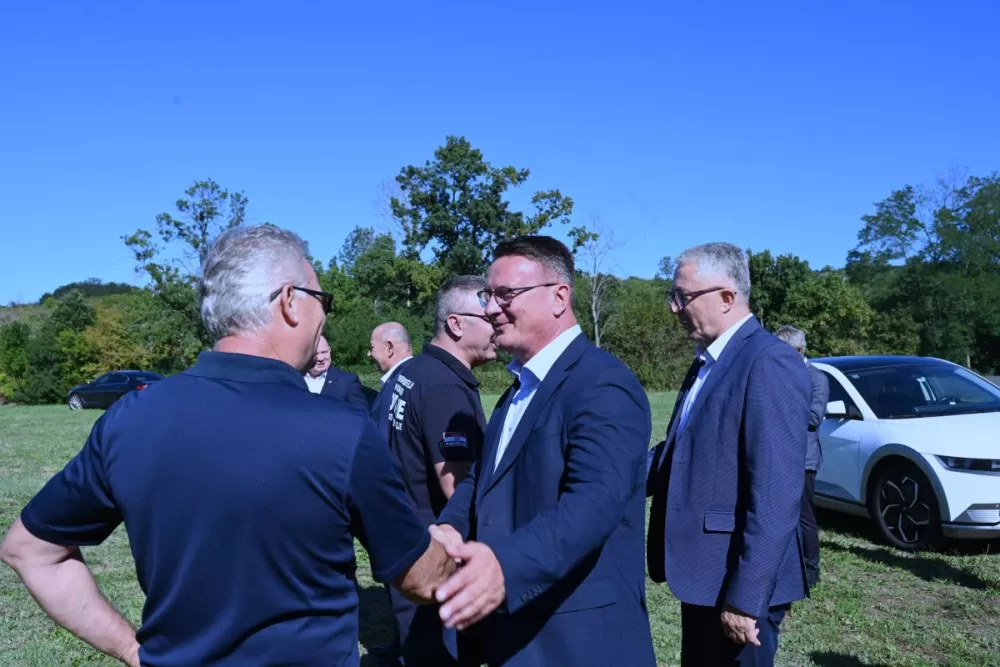 Potpredsjednik Vlade RH i ministar hrvatskih branitelja Tomo Medved u radnom posjetu Brodsko-posavskoj županiji: Obišao lokaciju budućeg braniteljskog centra