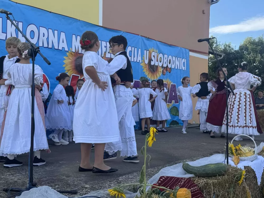 (FOTOGALERIJA) 2. Dječja folklorna manifestacija:  Mladi čuvari tradicije ponosno predstavljali tradiciju svoga kraja 