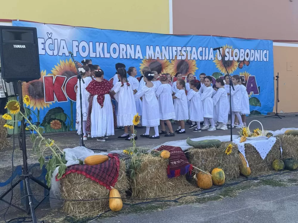 (FOTOGALERIJA) 2. Dječja folklorna manifestacija:  Mladi čuvari tradicije ponosno predstavljali tradiciju svoga kraja 