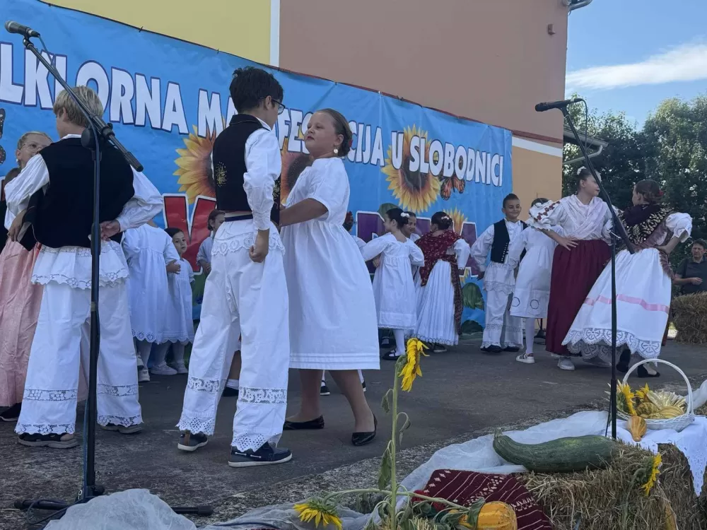 (FOTOGALERIJA) 2. Dječja folklorna manifestacija:  Mladi čuvari tradicije ponosno predstavljali tradiciju svoga kraja 