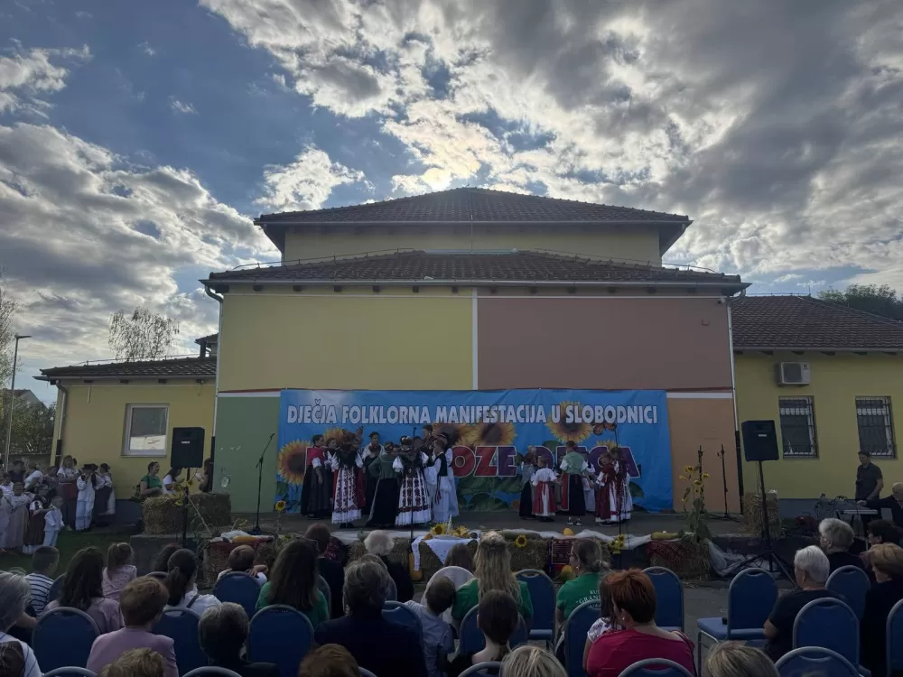 (FOTOGALERIJA) 2. Dječja folklorna manifestacija:  Mladi čuvari tradicije ponosno predstavljali tradiciju svoga kraja 