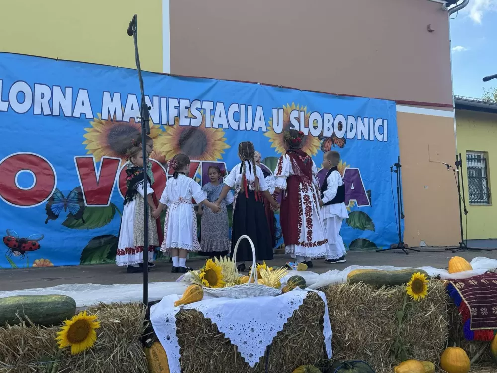 (FOTOGALERIJA) 2. Dječja folklorna manifestacija:  Mladi čuvari tradicije ponosno predstavljali tradiciju svoga kraja 
