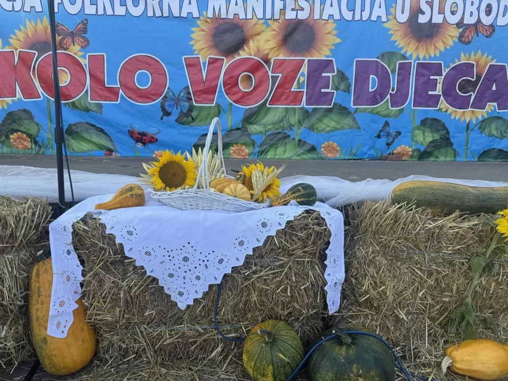 (FOTOGALERIJA) 2. Dječja folklorna manifestacija:  Mladi čuvari tradicije ponosno predstavljali tradiciju svoga kraja 