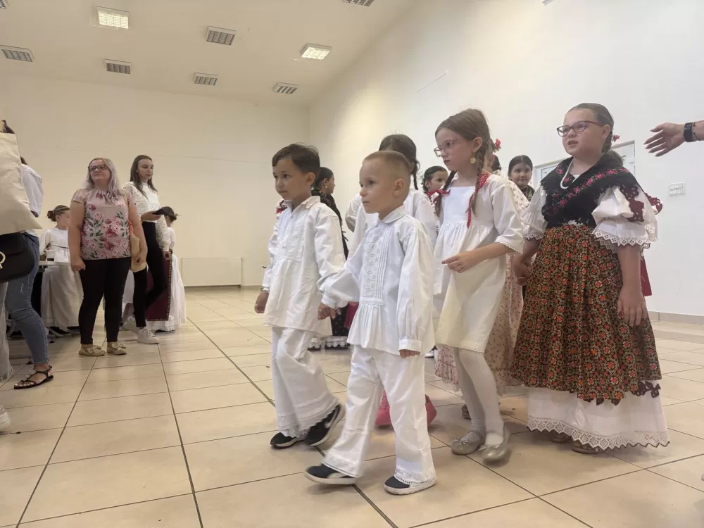 (FOTOGALERIJA) 2. Dječja folklorna manifestacija:  Mladi čuvari tradicije ponosno predstavljali tradiciju svoga kraja 