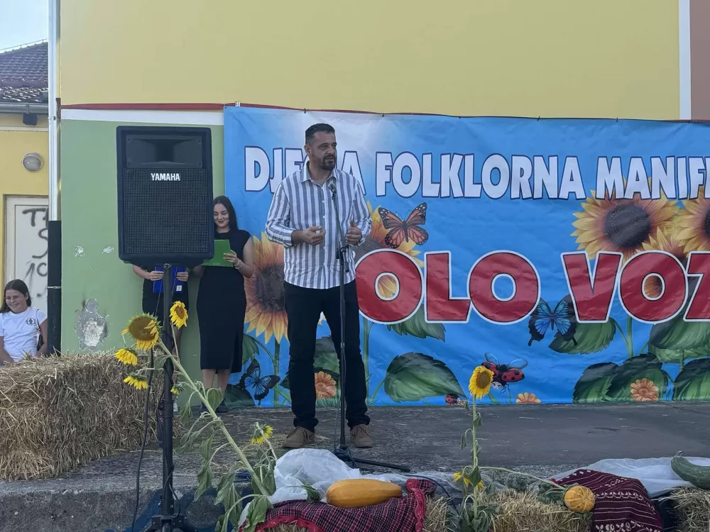 (FOTOGALERIJA) 2. Dječja folklorna manifestacija:  Mladi čuvari tradicije ponosno predstavljali tradiciju svoga kraja 