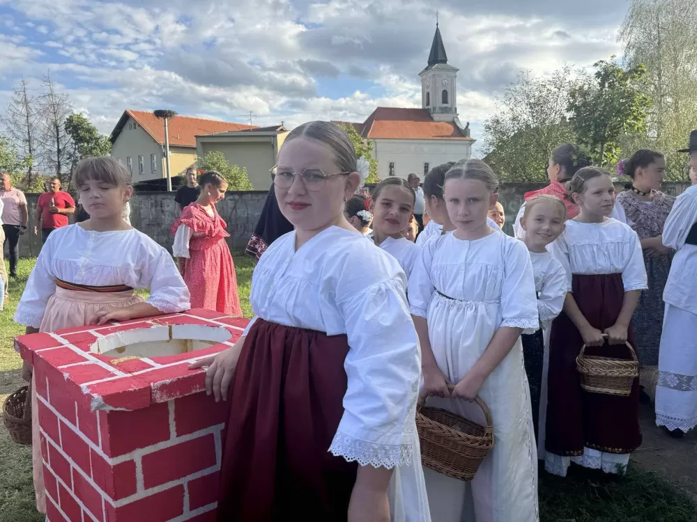 (FOTOGALERIJA) 2. Dječja folklorna manifestacija:  Mladi čuvari tradicije ponosno predstavljali tradiciju svoga kraja 