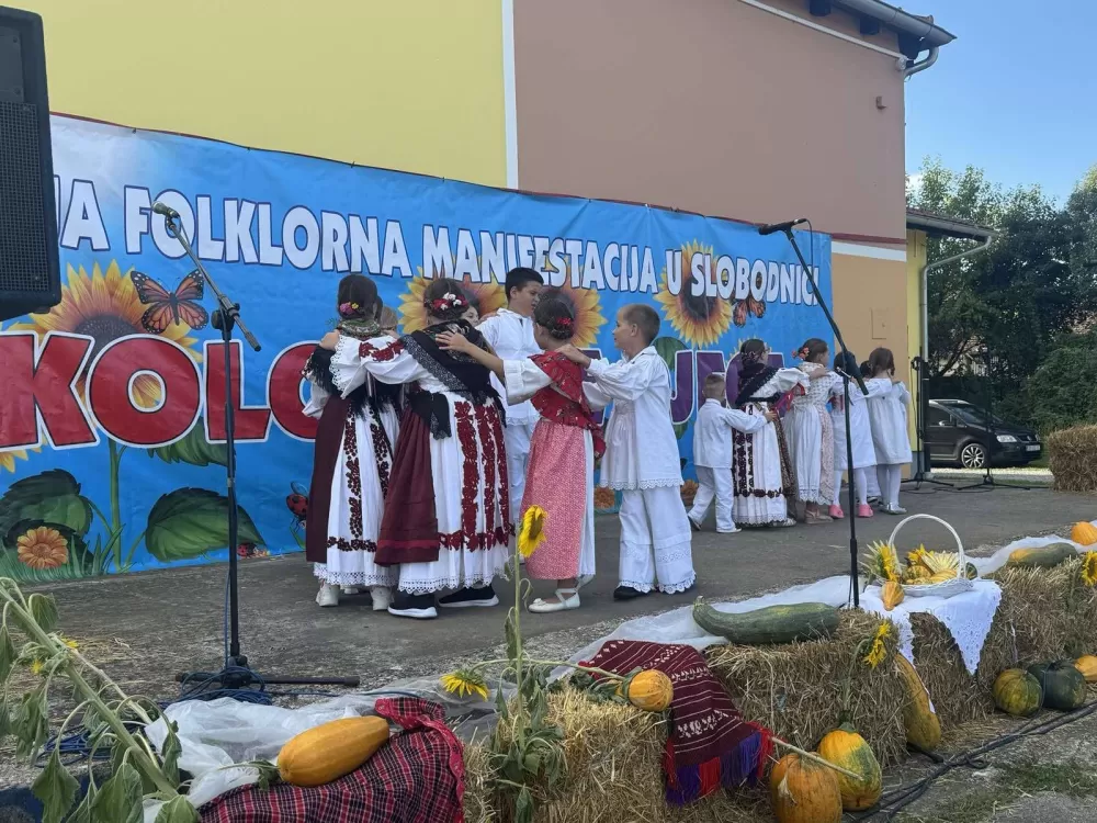 (FOTOGALERIJA) 2. Dječja folklorna manifestacija:  Mladi čuvari tradicije ponosno predstavljali tradiciju svoga kraja 