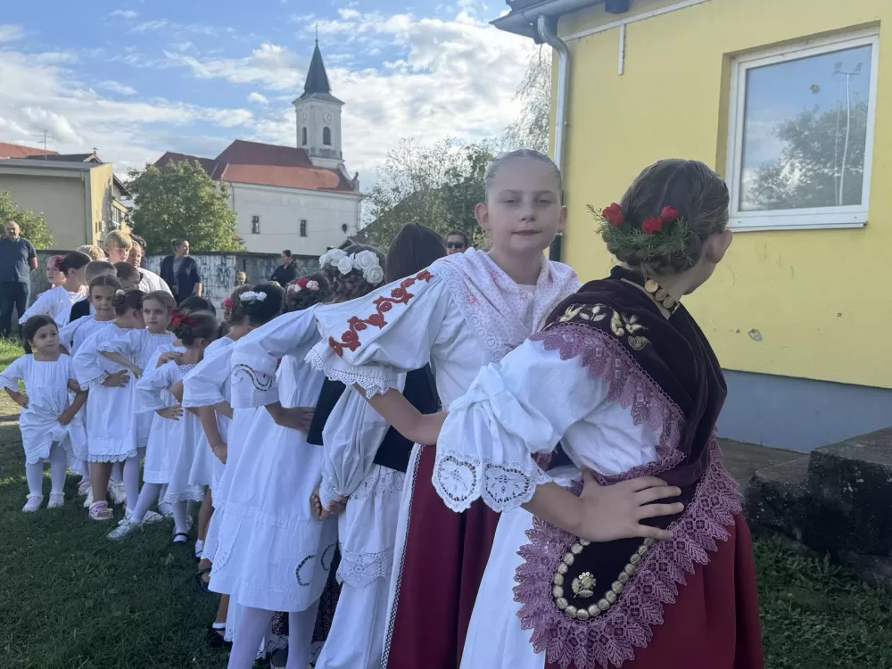 (FOTOGALERIJA) 2. Dječja folklorna manifestacija:  Mladi čuvari tradicije ponosno predstavljali tradiciju svoga kraja 