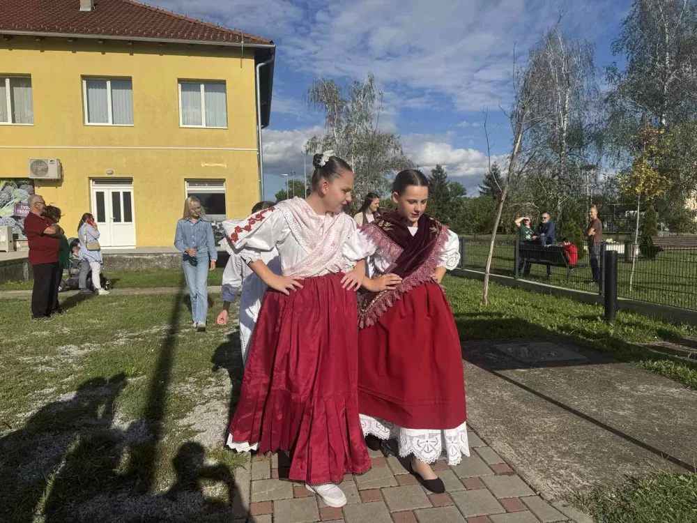 (FOTOGALERIJA) 2. Dječja folklorna manifestacija:  Mladi čuvari tradicije ponosno predstavljali tradiciju svoga kraja 