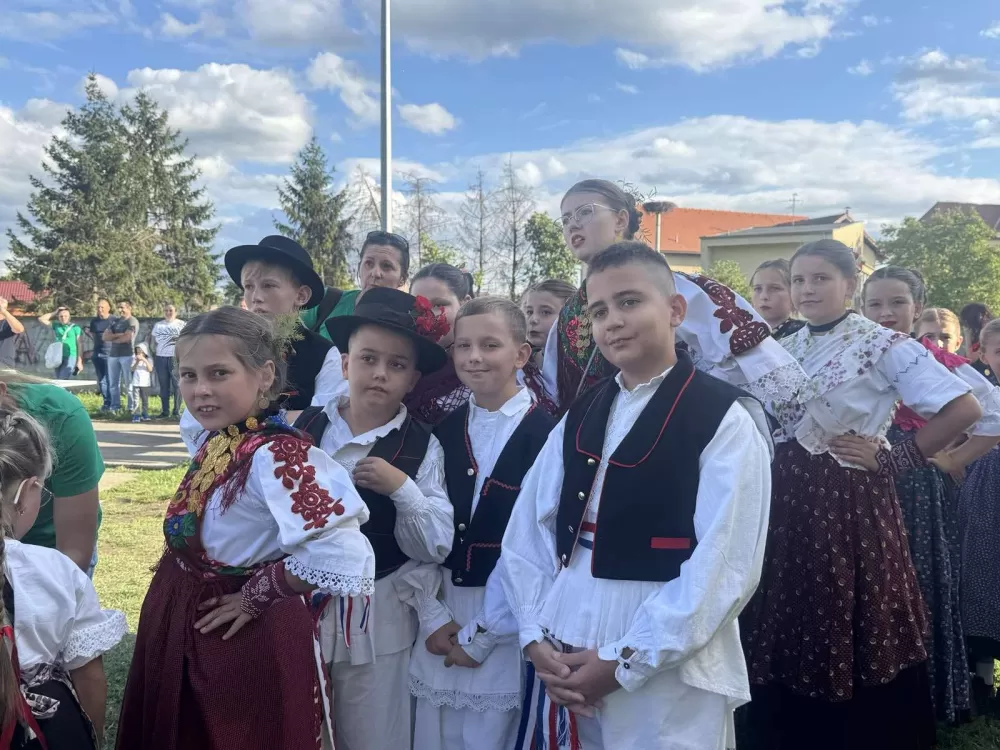(FOTOGALERIJA) 2. Dječja folklorna manifestacija:  Mladi čuvari tradicije ponosno predstavljali tradiciju svoga kraja 