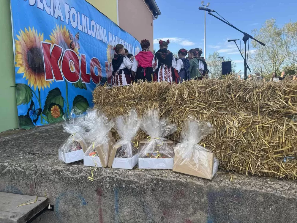 (FOTOGALERIJA) 2. Dječja folklorna manifestacija:  Mladi čuvari tradicije ponosno predstavljali tradiciju svoga kraja 