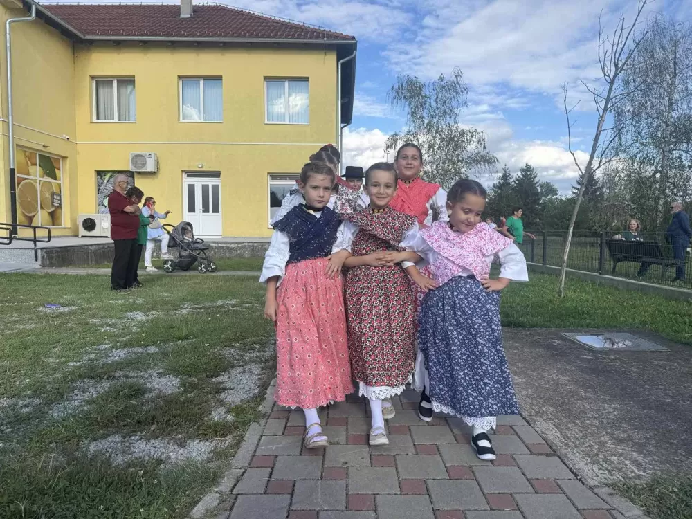 (FOTOGALERIJA) 2. Dječja folklorna manifestacija:  Mladi čuvari tradicije ponosno predstavljali tradiciju svoga kraja 