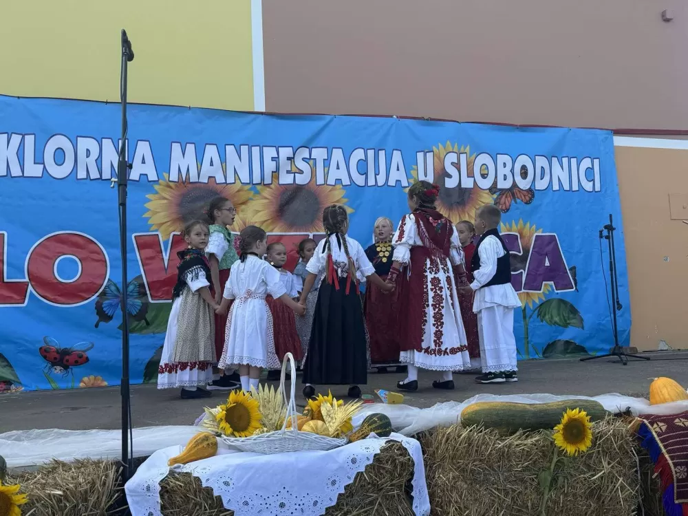 (FOTOGALERIJA) 2. Dječja folklorna manifestacija:  Mladi čuvari tradicije ponosno predstavljali tradiciju svoga kraja 