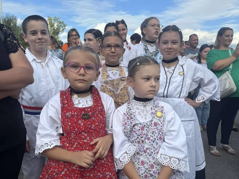 (FOTOGALERIJA) 2. Dječja folklorna manifestacija:  Mladi čuvari tradicije ponosno predstavljali tradiciju svoga kraja 