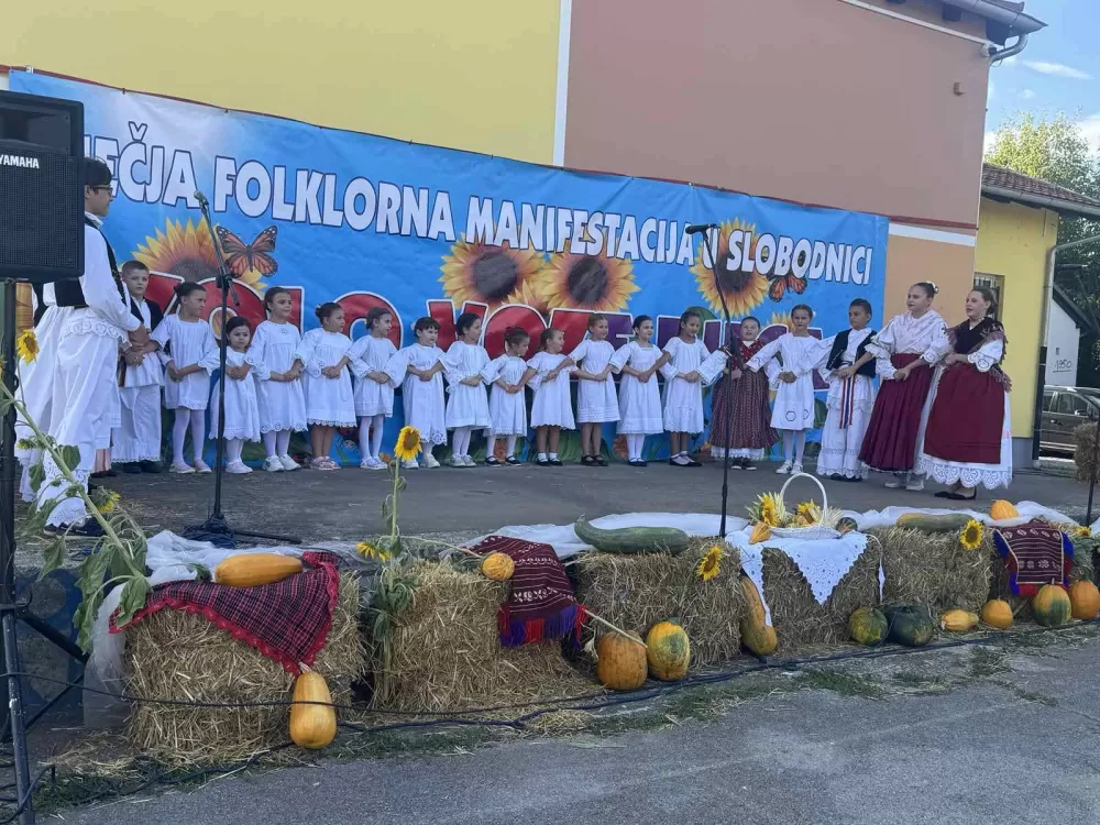 (FOTOGALERIJA) 2. Dječja folklorna manifestacija:  Mladi čuvari tradicije ponosno predstavljali tradiciju svoga kraja 
