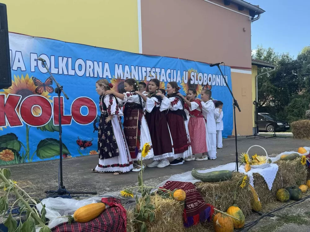 (FOTOGALERIJA) 2. Dječja folklorna manifestacija:  Mladi čuvari tradicije ponosno predstavljali tradiciju svoga kraja 