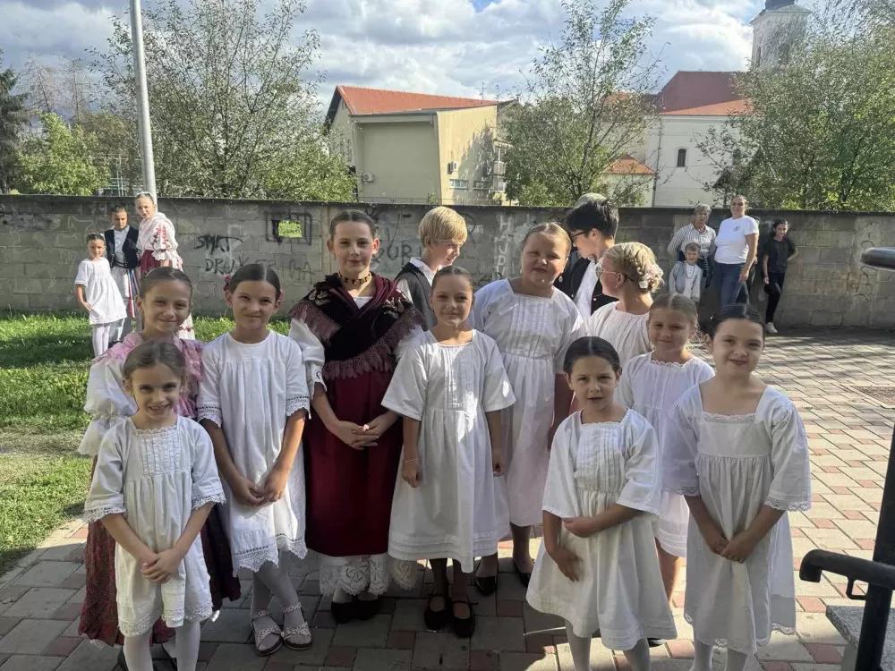 (FOTOGALERIJA) 2. Dječja folklorna manifestacija:  Mladi čuvari tradicije ponosno predstavljali tradiciju svoga kraja 