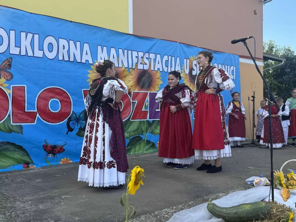 (FOTOGALERIJA) 2. Dječja folklorna manifestacija:  Mladi čuvari tradicije ponosno predstavljali tradiciju svoga kraja 