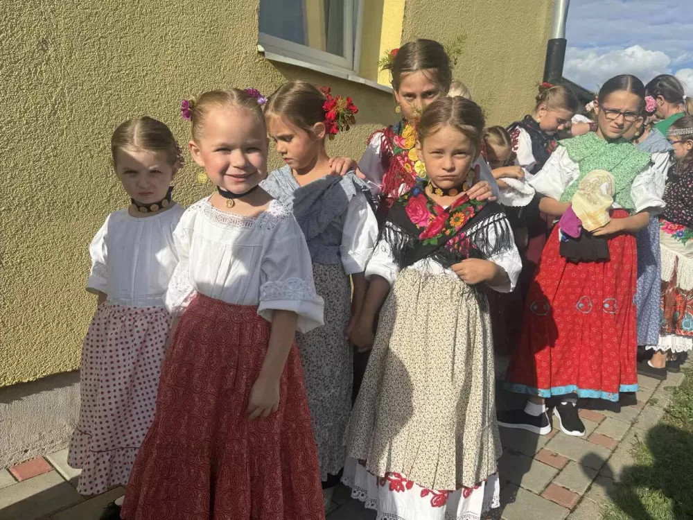 (FOTOGALERIJA) 2. Dječja folklorna manifestacija:  Mladi čuvari tradicije ponosno predstavljali tradiciju svoga kraja 