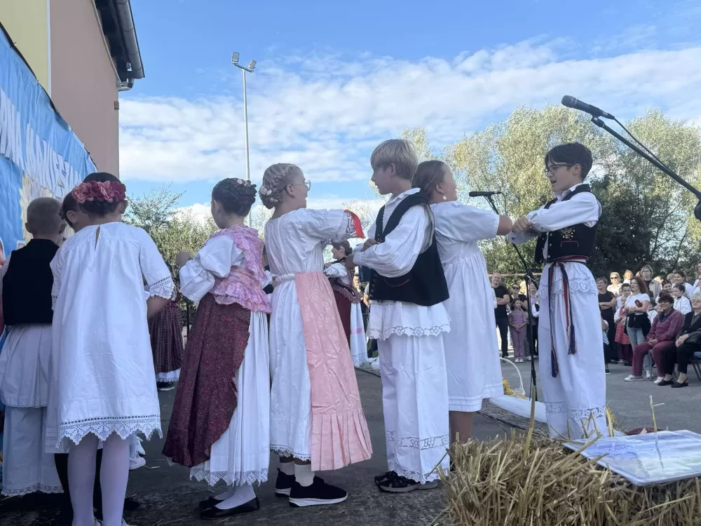 (FOTOGALERIJA) 2. Dječja folklorna manifestacija:  Mladi čuvari tradicije ponosno predstavljali tradiciju svoga kraja 