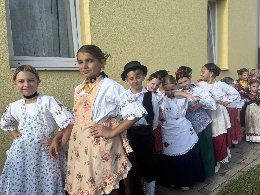 (FOTOGALERIJA) 2. Dječja folklorna manifestacija:  Mladi čuvari tradicije ponosno predstavljali tradiciju svoga kraja 
