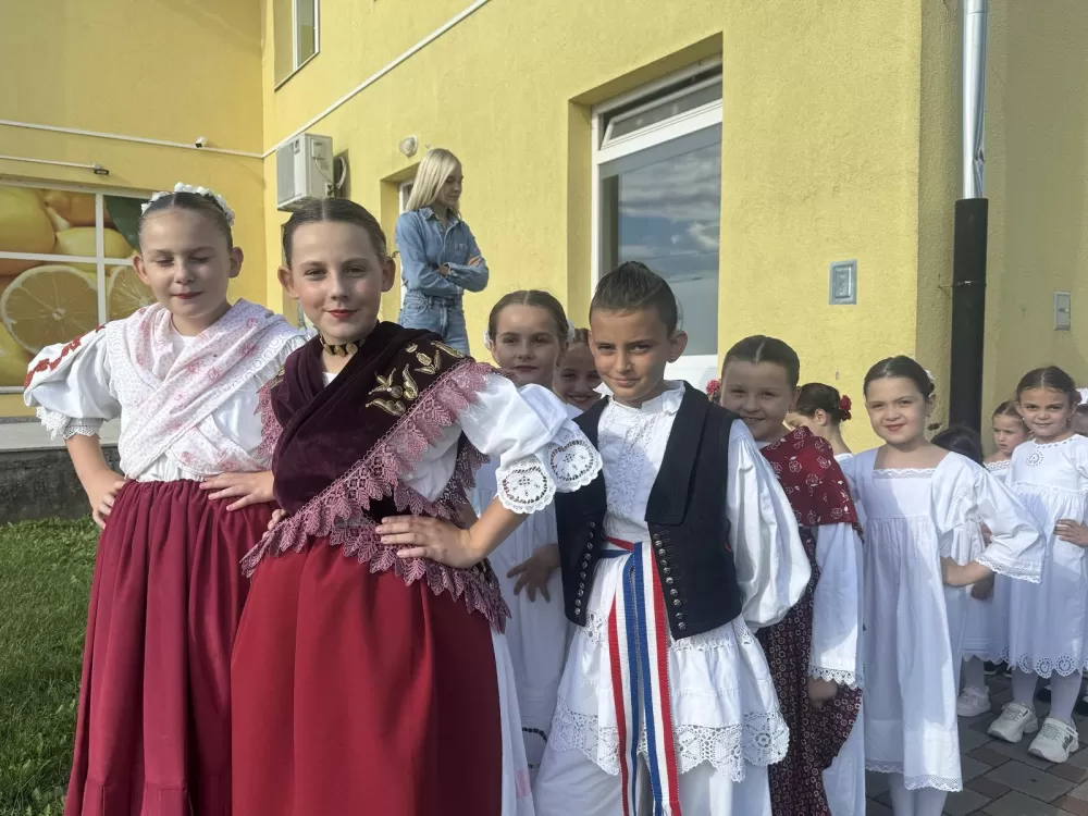 (FOTOGALERIJA) 2. Dječja folklorna manifestacija:  Mladi čuvari tradicije ponosno predstavljali tradiciju svoga kraja 