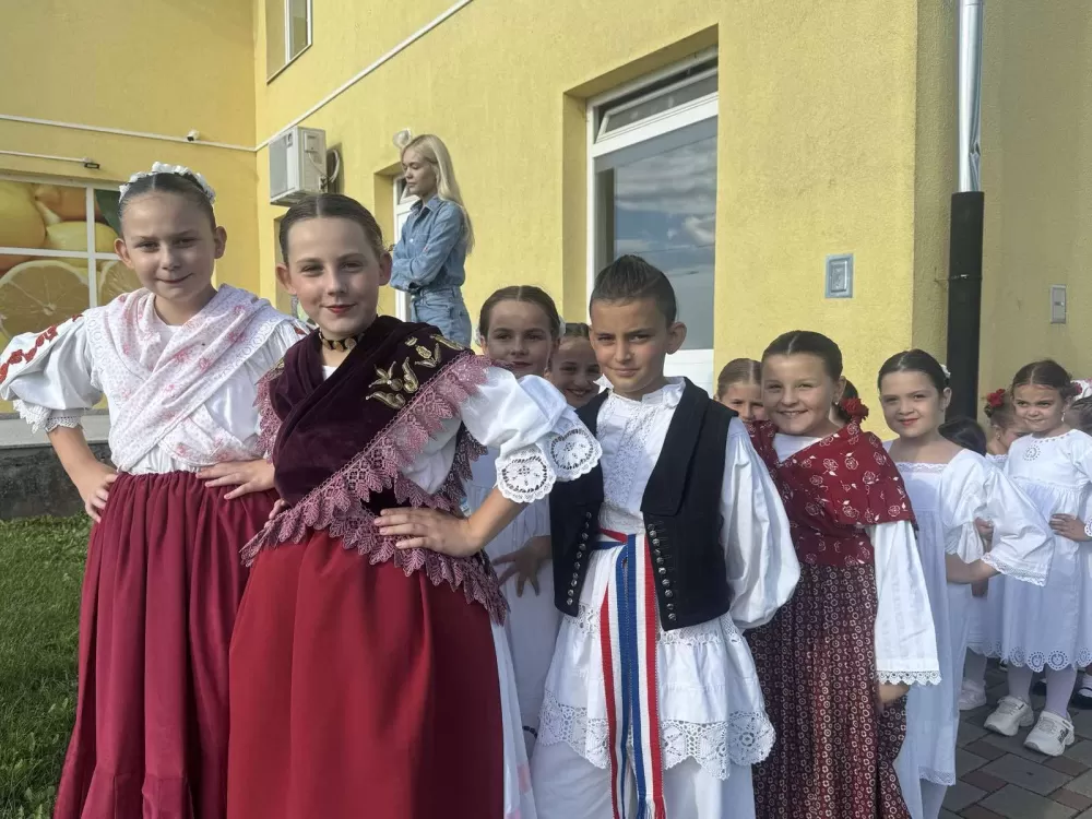 (FOTOGALERIJA) 2. Dječja folklorna manifestacija:  Mladi čuvari tradicije ponosno predstavljali tradiciju svoga kraja 