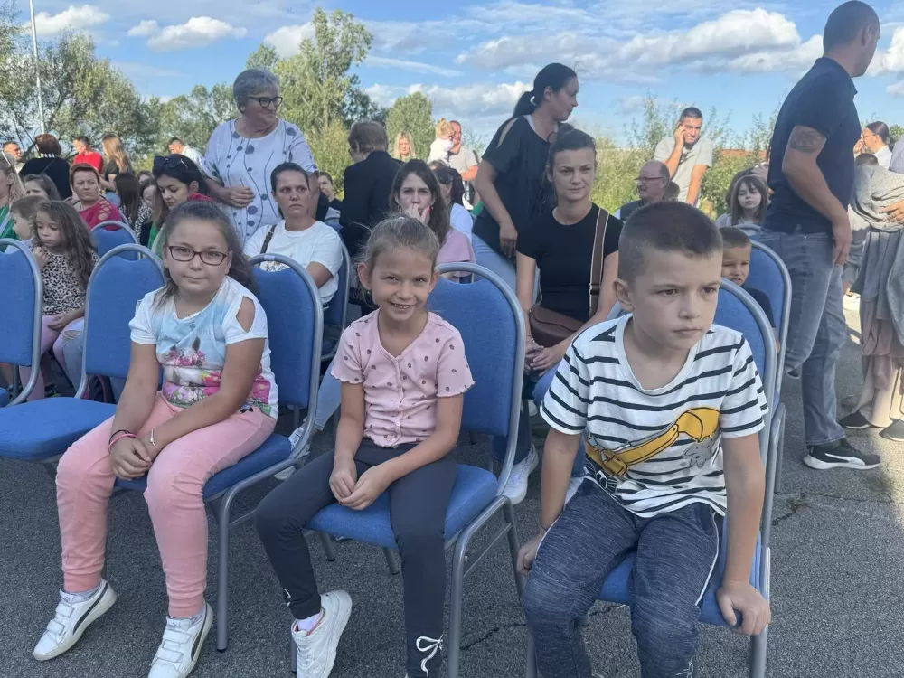 (FOTOGALERIJA) 2. Dječja folklorna manifestacija:  Mladi čuvari tradicije ponosno predstavljali tradiciju svoga kraja 